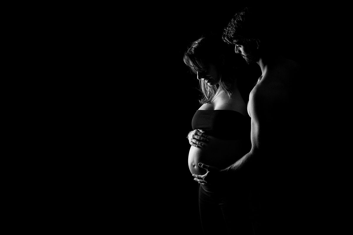 studio bordeaux fond noir grossesse couple enceinte