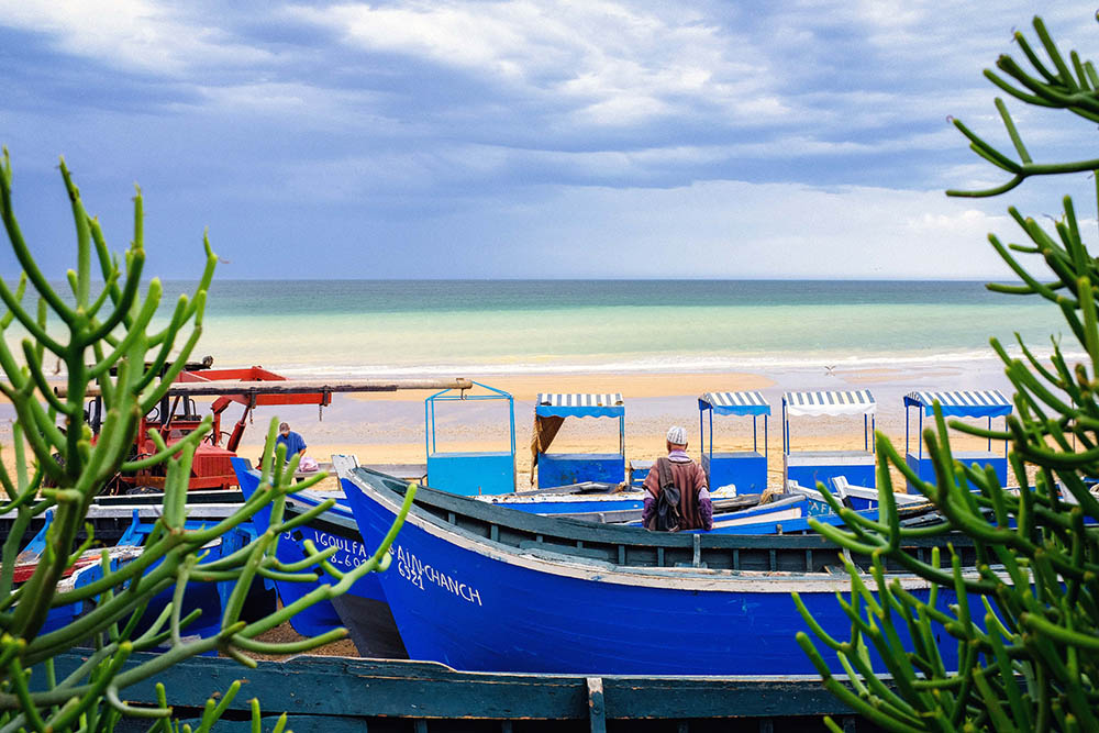 Maroc Taghazout blue beach people