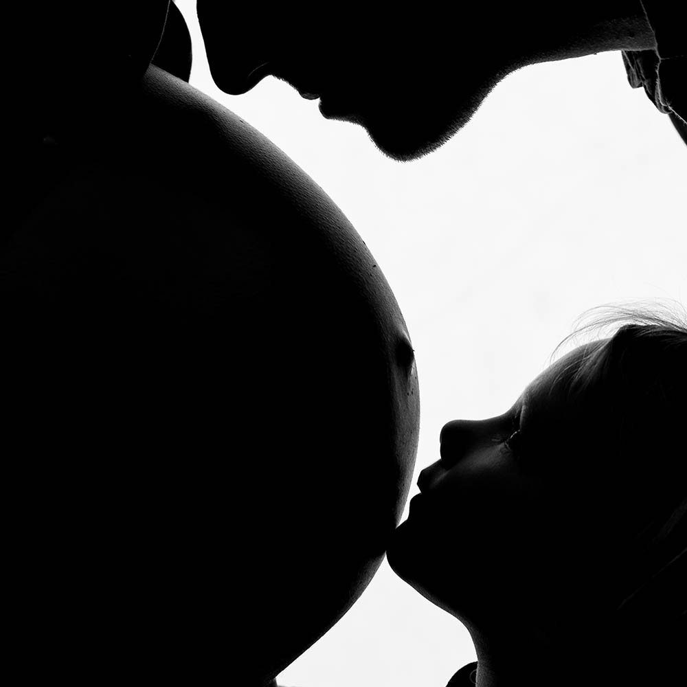 petite fille noir et blanc grossesse papa ventre silhouette studio bordeaux